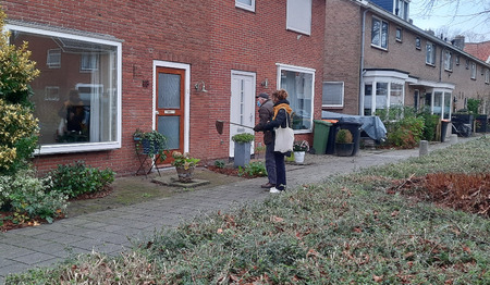Henk (95) collecteert mee voor vluchtelingenkinderen: ‘Hun jonge levens doen ertoe!’