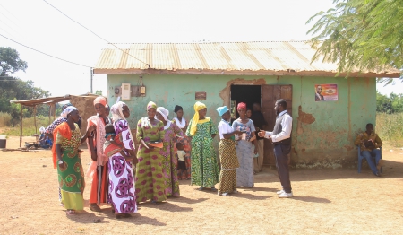 Levendige kerkdienst in Noord-Ghanees dorp