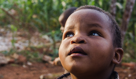 Een getraumatiseerd weeskind wegsturen naar Tanzania