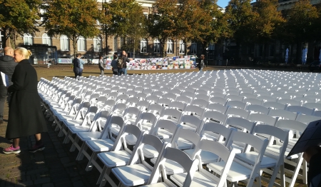 500 lege stoelen voor vluchtelingenkinderen