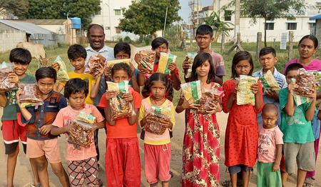 India: naast bijles nu ook voedselpakketten voor kinderen die school missen