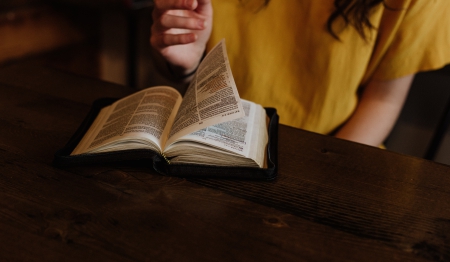 Een goed gesprek met de Bijbel in Friesland: “Het dwingt je om heel nauwkeurig te lezen”