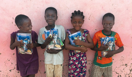 Kinderen leren bijbellezen in hun Ghanese taal