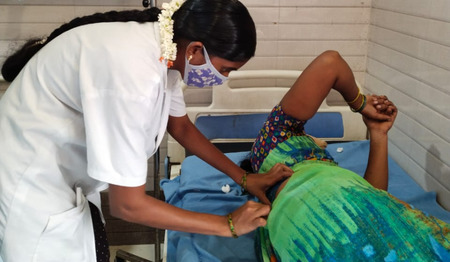 De Indiase Tirupattamma (19) werd verpleegster en stimuleert kinderen nu ook hun school af te maken.