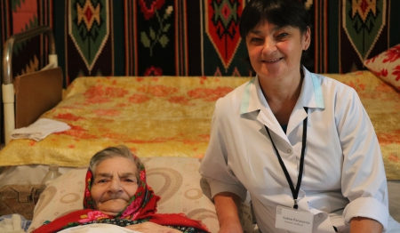 Home Care brengt sprankje licht in uitzichtloze eenzaamheid van ouderen in Moldavië