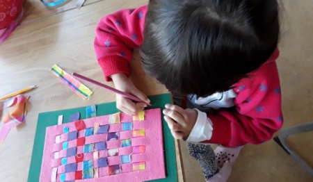 Hoe organiseer je elke week een creatieve middag met kinderen in het AZC?