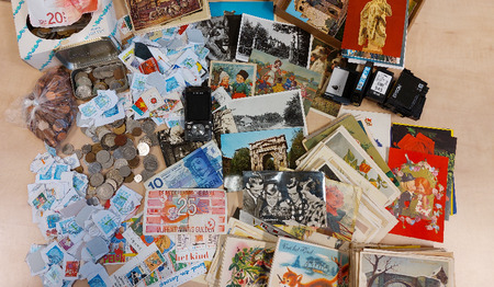 Kaarten, postzegels, oude mobieltjes: waardevol voor het goede doel