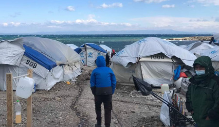 Situatie op Lesbos nijpend: "Mensen bevriezen in hun tent, kinderen op volle zee achtergelaten"