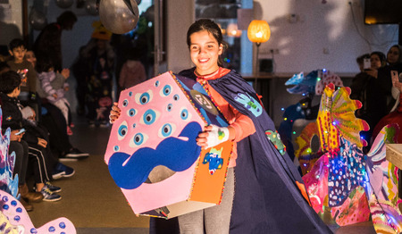 De Vrolijkheid geeft kinderen in azc een feestje van hoop