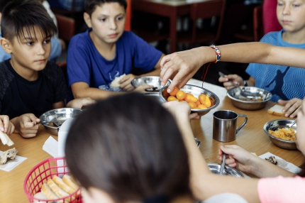 Kinderen en ouderen worden gezien | afbeelding 1488