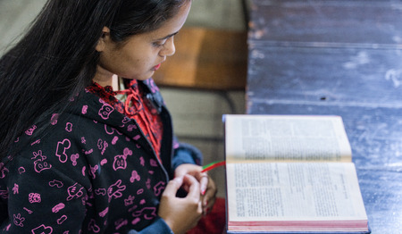 Jaba (22) en Joyce (19) gaan met leeftijdsgenootjes in gesprek over God