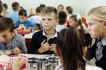 Kinderen en ouderen worden gezien | afbeelding 1491