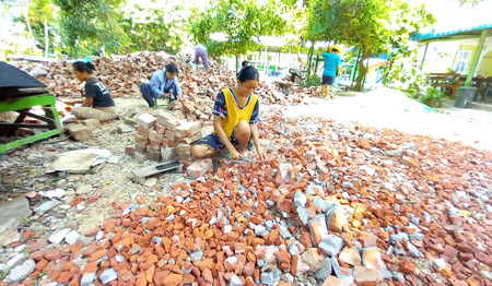 Pastor Naw herbouwt zijn kerk in Myanmar met puin van de oude 