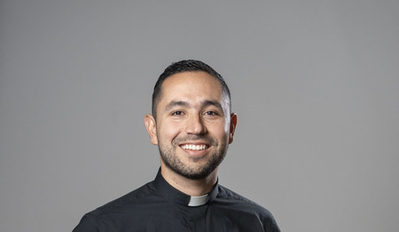 Colombiaanse priester bemoedigt via sociale media