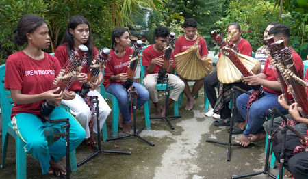 Timor: afvalraapster wordt getalenteerd muzikant 